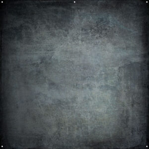 1656511767_403 Joel Grimesin Westcott X Drop Pro Stoffen Achtergrond - Grunge Concrete (244 x 244 cm) on kuvioitu, tummanharmaa, sään vaikutuksesta, ja siinä on neljä pientä, tasaisin välimatkoin olevaa reikää lähellä neliönmuotoisen taustan jokaista kulmaa.