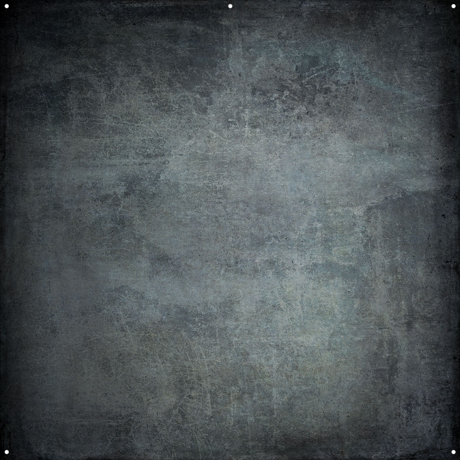 Joel Grimesin Westcott X Drop Pro Stoffen Achtergrond - Grunge Concrete (244 x 244 cm) on kuvioitu, tummanharmaa, sään vaikutuksesta, ja siinä on neljä pientä, tasaisin välimatkoin olevaa reikää lähellä neliönmuotoisen taustan jokaista kulmaa.