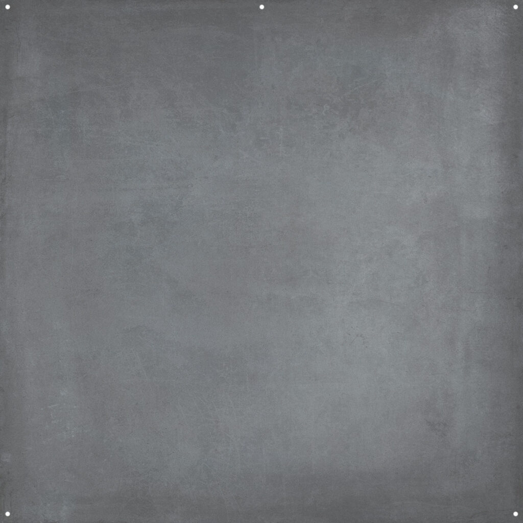 1656511813_249 Joel Grimesin suunnittelemassa Westcott X Drop Pro Stoffen Achtergrond - Smooth Concrete (244 x 244 cm) -mallissa on tasainen, neliönmuotoinen harmaa pinta, jossa on hienovarainen kuvioitu ulkonäkö ja neljä pientä kulmareikää helppoa kiinnitystä varten.