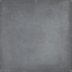 1656511813_249 Joel Grimesin suunnittelemassa Westcott X Drop Pro Stoffen Achtergrond - Smooth Concrete (244 x 244 cm) -mallissa on tasainen, neliönmuotoinen harmaa pinta, jossa on hienovarainen kuvioitu ulkonäkö ja neljä pientä kulmareikää helppoa kiinnitystä varten.