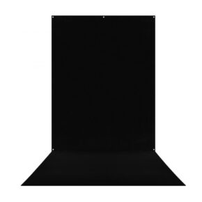 1670505669_968 Westcott X Drop Wrinkle Resistant Backdrop - Rich Black Sweep (152 x 366 cm) -taustakuvassa on kiinteä musta pinta, jossa on hienovarainen rypytys osien liitoskohdassa, mikä tarjoaa saumattoman, ammattimaisen taustan, joka sopii erinomaisesti valokuvausstudioihin.