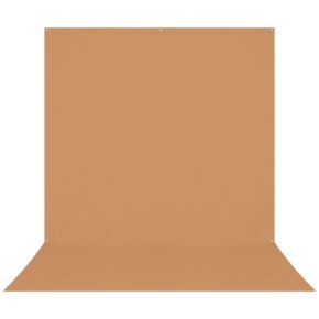 1674030015_853 Westcott X Drop Pro Wrinkle-Resistant Backdrop in Brown Sugar Sweep (2,4 x 4 m) tarjoaa saumattoman vaaleanruskean pinnan, jossa on pehmeät pohjan kaaret, ja joka sopii täydellisesti valokuvaukseen tai videokuvaukseen valkoista taustaa vasten.