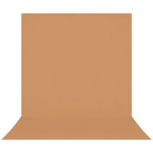 1674030015_853 Westcott X Drop Pro Wrinkle-Resistant Backdrop in Brown Sugar Sweep (2,4 x 4 m) tarjoaa saumattoman vaaleanruskean pinnan, jossa on pehmeät pohjan kaaret, ja joka sopii täydellisesti valokuvaukseen tai videokuvaukseen valkoista taustaa vasten.