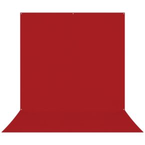 Esillä on Westcott X Drop Pro Wrinkle-Resistant Backdrop - Red Sweep (2,4 x 4 m), joka ulottuu saumattomasti taustasta lattiaan ja on väriltään kiinteän punainen, sileä, kuvioimaton ja teksturoimaton.