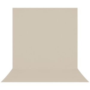 Westcott X Drop Pro Wrinkle-Resistant Backdrop Milk White Sweep -taustakuvassa (2,4 x 4 m) on sileä, pystyyn nouseva pinta, joka kaartuu lattialle ja tarjoaa saumattoman, neutraalin taustan, joka on ihanteellinen valokuvauksiin.
