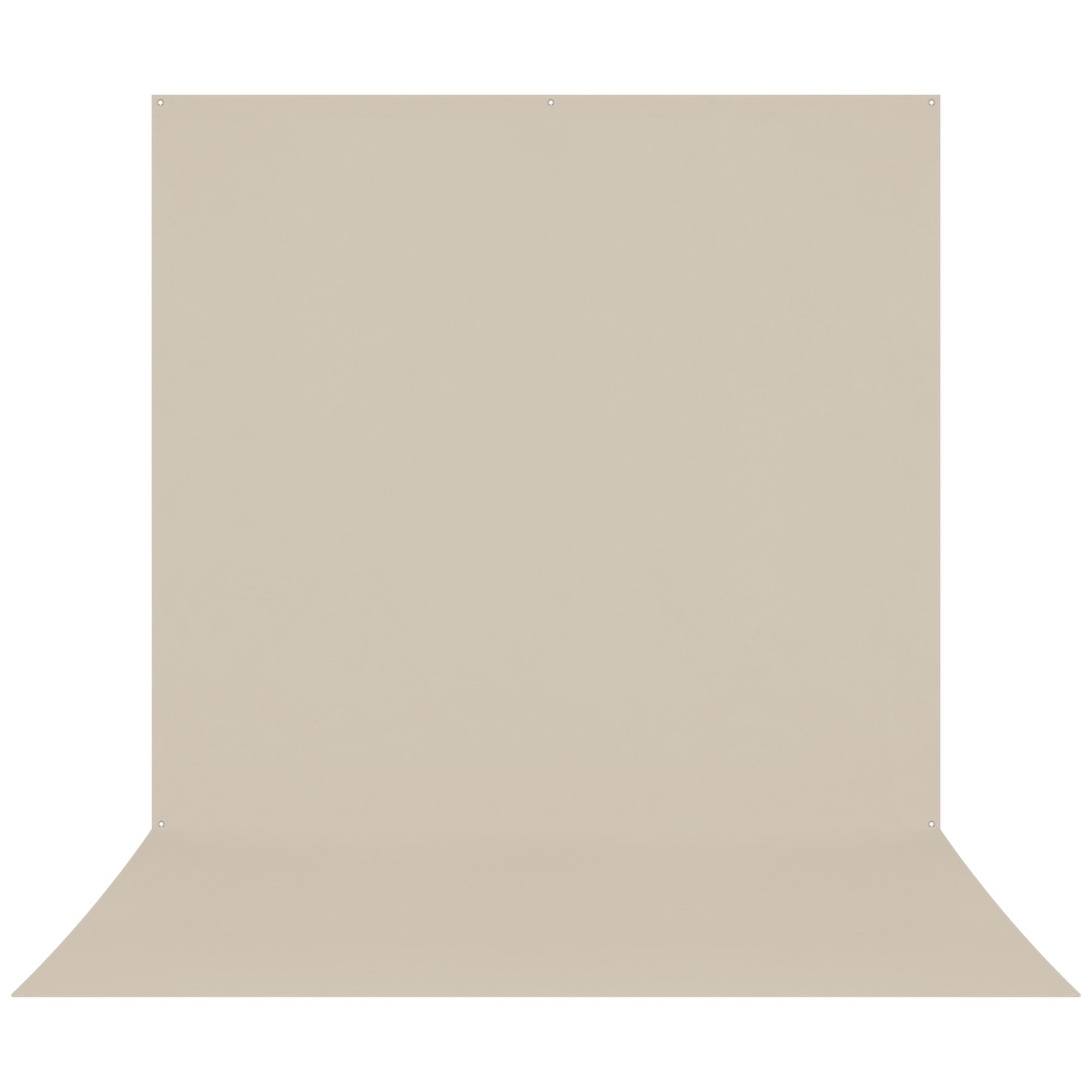 Westcott X Drop Pro Wrinkle-Resistant Backdrop Milk White Sweep -taustakuvassa (2,4 x 4 m) on sileä, pystyyn nouseva pinta, joka kaartuu lattialle ja tarjoaa saumattoman, neutraalin taustan, joka on ihanteellinen valokuvauksiin.