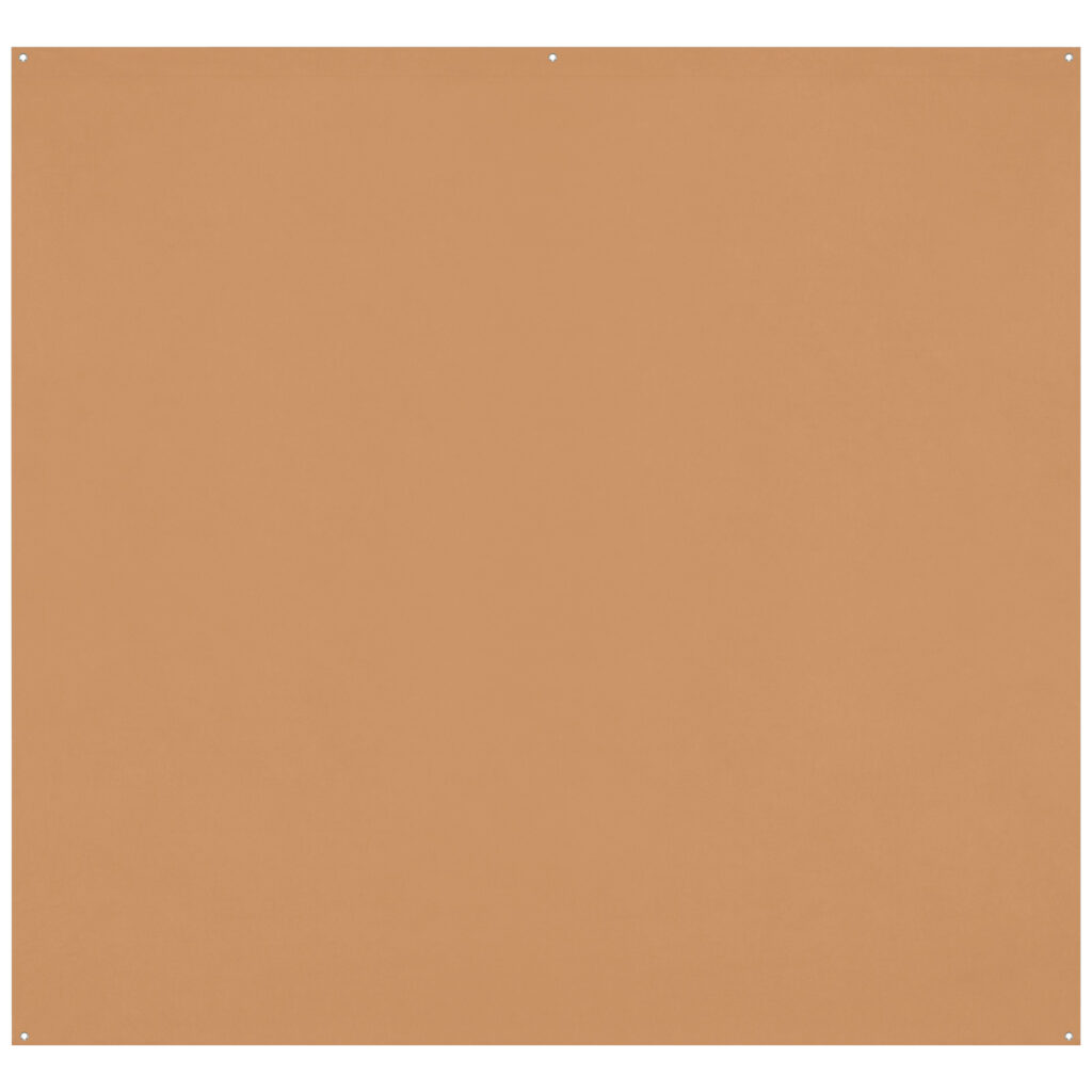 1674036751_294 Westcott X Drop Pro Wrinkle-Resistant Backdrop in Brown Sugar (2,4 x 2,4 m) on neliönmuotoinen, sileä, kiinteä vaaleanruskea arkki, jossa on pienet kiinnitysreiät jokaisessa kulmassa ja keskellä yläreunassa, kuvassa valkoista taustaa vasten.