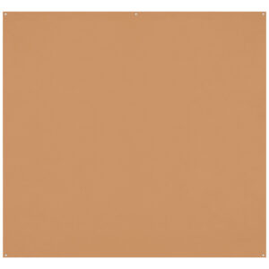 1674036751_294 Westcott X Drop Pro Wrinkle-Resistant Backdrop in Brown Sugar (2,4 x 2,4 m) on neliönmuotoinen, sileä, kiinteä vaaleanruskea arkki, jossa on pienet kiinnitysreiät jokaisessa kulmassa ja keskellä yläreunassa, kuvassa valkoista taustaa vasten.