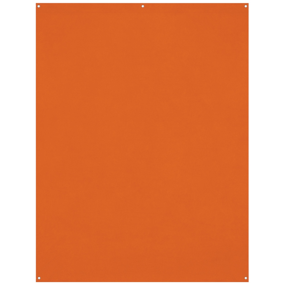 Westcott X Drop Wrinkle-Resistant Backdrop, Tiger Orange (1,5 x 2,1 m) on suorakaiteen muotoinen taulu, jossa on sileä pinta, pienet pyöreät reiät jokaisessa kulmassa ja yksi yläreunassa, kuvassa valkoista taustaa vasten.