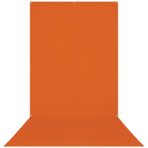 1674050229_304 Westcott X Drop Wrinkle Resistant Backdrop - Tiger Orange Sweep (152 x 366 cm) -taustakuvassa on saumaton, kiinteä oranssi muotoilu, jossa on pehmeä pystysuora ja vaakasuora siirtymä ja pienet reiät yläreunassa helppoa kiinnitystä varten.