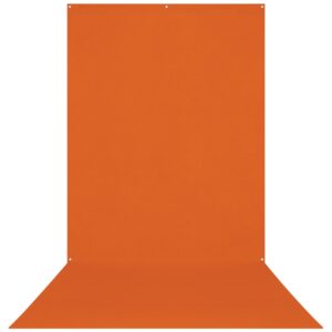 Westcott X Drop Wrinkle Resistant Backdrop - Tiger Orange Sweep (152 x 366 cm) -taustakuvassa on saumaton, kiinteä oranssi muotoilu, jossa on pehmeä pystysuora ja vaakasuora siirtymä ja pienet reiät yläreunassa helppoa kiinnitystä varten.
