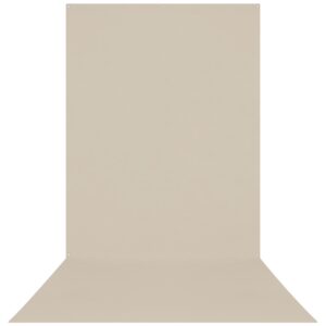 Westcott X Drop Wrinkle Resistant Backdrop - Milk White Sweep (152 x 366 cm) -taustakuvassa on saumaton lattia- ja seinäkuvio, joka on väriltään vaaleanbeige, valkoista taustaa vasten.
