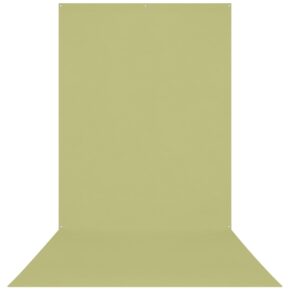 Westcott X Drop Wrinkle Resistant Backdrop in Moss Green Sweep (152 x 366 cm) -taustakuvassa on yksinkertainen L-muotoinen malli, joka sopii valokuva- tai videokuvauksiin, ja yläreunassa on pienet reiät helppoa ripustamista varten.