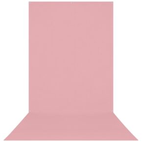 Westcott X Drop Wrinkle Resistant Backdrop - Pink Sweep (152 x 366 cm) -taustakalvo asetetaan pystyyn, se kaartuu saumattomasti lattiasta seinälle ja siinä on pienet yläkulman reiät ripustamista varten. Tavallinen vaaleanpunainen tausta on sileä ja koruton.