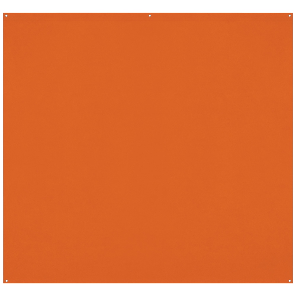 Westcott X Drop Pro Wrinkle-Resistant Backdrop, Tiger Orange (2,4 x 2,4 m) on litteä, neliön muotoinen arkki, jossa on neljä pientä reikää jokaisessa kulmassa ja yksi keskellä molemmissa reunoissa valkoista taustaa vasten.