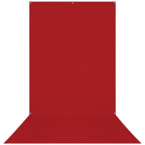 Westcott X Drop Wrinkle Resistant Backdrop - Rood Sweep (152 x 366 cm) on punainen, saumaton tausta, jonka yläosassa on kolme kiinnitysreikää ja joka on suunniteltu ulottumaan pystysuoraan seinälle ja vaakasuoraan lattialle.