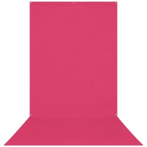 Westcott X Drop Wrinkle Resistant Backdrop - Donker Pink Sweep (152 x 366 cm) on saumaton, kiinteä, vaaleanpunainen tausta, jossa on pienet reiät yläreunan lähellä ripustusta varten ja joka ulottuu tasaisesti seinältä lattialle.