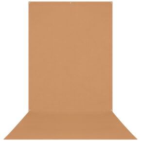 Westcott X Drop Wrinkle Resistant Backdrop - Brown Sugar Sweep (152 x 366 cm) roikkuu pystysuorassa, ja osa siitä ulottuu lattialle, mikä takaa pehmeän ja saumattoman siirtymän, joka on ihanteellinen valokuvaukseen.