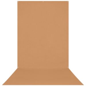 Westcott X Drop Wrinkle Resistant Backdrop - Brown Sugar Sweep (152 x 366 cm) roikkuu pystysuorassa, ja osa siitä ulottuu lattialle, mikä takaa pehmeän ja saumattoman siirtymän, joka on ihanteellinen valokuvaukseen.