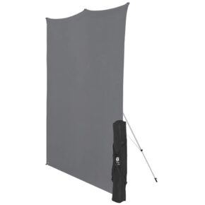 Westcott X Drop Wrinkle-Resistant Backdrop Kit Grey (152 x 213 cm) on esitetty pystyssä metallirungossa, jossa on tukipylväät, ja musta kantolaukku nojaa jalustaan. Tausta on pelkkä valkoinen.