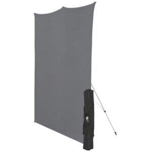 1674565153_225 Westcott X Drop Wrinkle-Resistant Backdrop Kit Grey (152 x 213 cm) on esitetty pystyssä metallirungossa, jossa on tukipylväät, ja musta kantolaukku nojaa jalustaan. Tausta on pelkkä valkoinen.