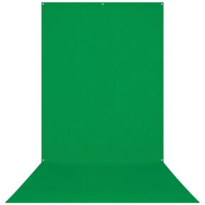 Westcott X Drop Wrinkle Resistant Backdrop - Green Screen Sweep (152 x 366 cm) on saumaton vihreä tausta, jossa on kolme pientä reikää yläreunassa, ihanteellinen valokuvaukseen tai videotuotantoon green screeniksi.