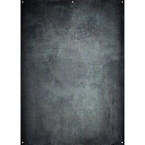 1675329196_826 Joel Grimesin Westcott X Drop Stoffen Achtergrond - Grunge Concrete (152 x 213 cm) on kuvioitu, tummanharmaa ja musta pinta, jossa on hienovaraisia naarmuja, sään vaikutuksesta syntyneitä laikkuja ja pieniä kulmareikiä kiinnitystä varten, mikä antaa sille kuluneen teollisen ilmeen.
