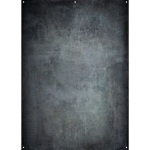 Joel Grimesin Westcott X Drop Stoffen Achtergrond - Grunge Concrete (152 x 213 cm) on kuvioitu, tummanharmaa ja musta pinta, jossa on hienovaraisia naarmuja, sään vaikutuksesta syntyneitä laikkuja ja pieniä kulmareikiä kiinnitystä varten, mikä antaa sille kuluneen teollisen ilmeen.