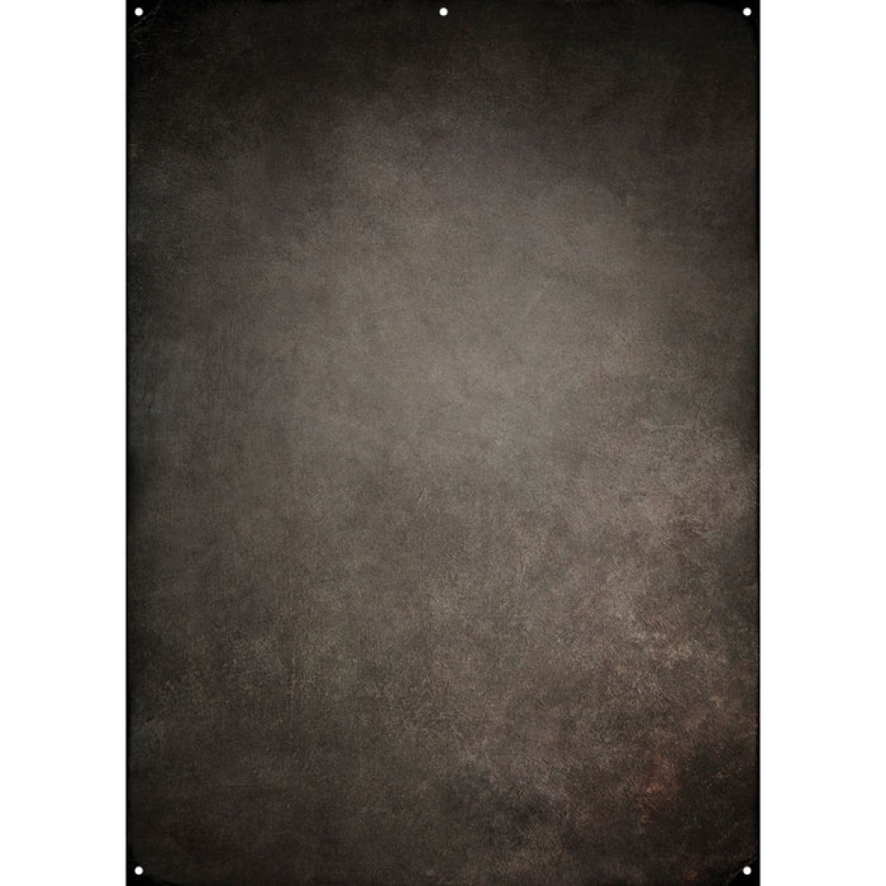 Joel Grimesin Westcott X Drop Stoffen Achtergrond - Harley (152 x 213 cm) on kuvioitu tummanruskea ja harmaa pinta, jossa on pilkullinen, ikääntynyt ulkonäkö ja neljä pientä kulmareikää, jotka luovat vintage- tai ahdistuneen taustan vaikutelman.