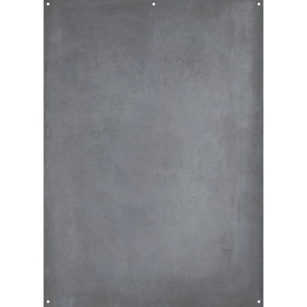 Joel Grimesin Westcott X Drop Stoffen Achtergrond - Smooth Concrete (152 x 213 cm) on suorakulmainen, sileäpintainen harmaa taustakangas, jossa on pienet kulmareiät ja joka näkyy neutraalia taustaa vasten.