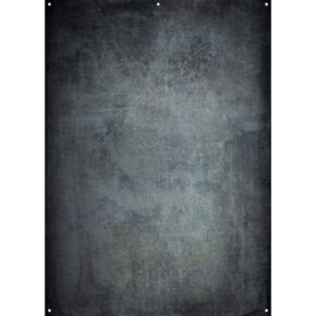 Joel Grimesin suunnittelemassa Westcott X Drop Lightweight Canvas Backdrop in Grunge Concrete (1,52 x 2,13 m) -kuvassa on kuvioitu, säänkestävä tummanharmaa ja musta pinta, jossa on näkyvät kulmareiät, jotka sopivat ihanteellisesti kiinnittämiseen tai ripustamiseen.