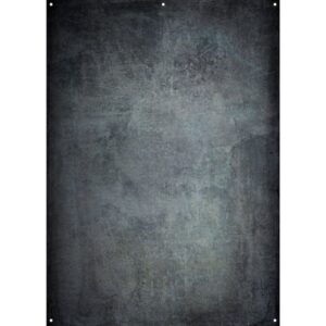 1675329484_023 Joel Grimesin suunnittelemassa Westcott X Drop Lightweight Canvas Backdrop in Grunge Concrete (1,52 x 2,13 m) -kuvassa on kuvioitu, säänkestävä tummanharmaa ja musta pinta, jossa on näkyvät kulmareiät, jotka sopivat ihanteellisesti kiinnittämiseen tai ripustamiseen.