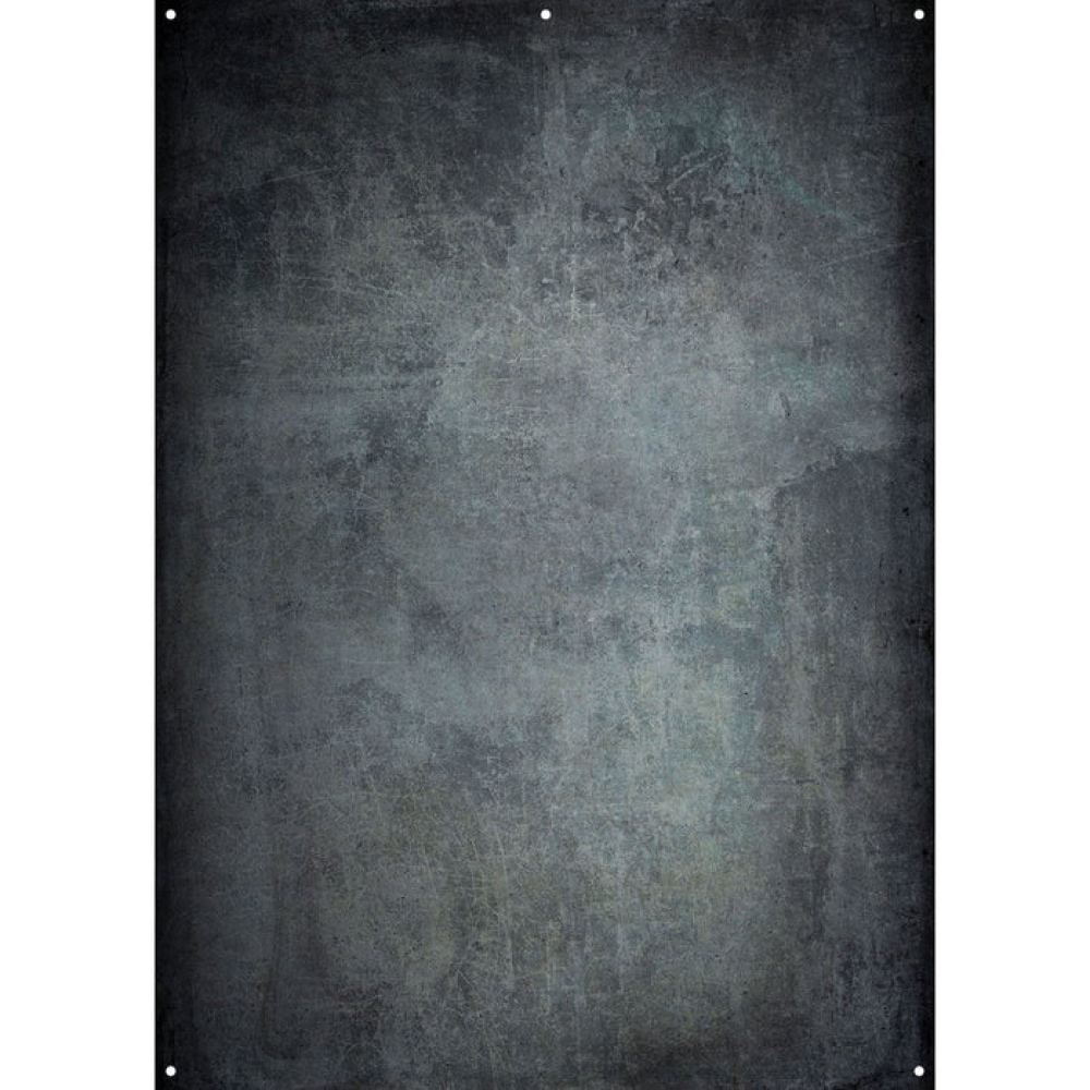Joel Grimesin suunnittelemassa Westcott X Drop Lightweight Canvas Backdrop in Grunge Concrete (1,52 x 2,13 m) -kuvassa on kuvioitu, säänkestävä tummanharmaa ja musta pinta, jossa on näkyvät kulmareiät, jotka sopivat ihanteellisesti kiinnittämiseen tai ripustamiseen.