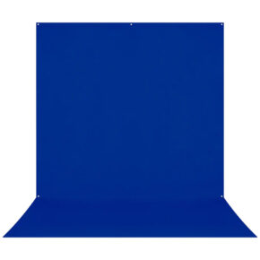 Westcott X Drop Pro Wrinkle-Resistant Backdrop Chroma Key Blue Sweep -taustakuvassa (2,4 x 4 m) on saumaton kaari seinästä lattiaan valokuvausta varten.