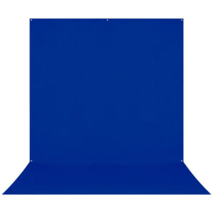 1724679200_008 Westcott X Drop Pro Wrinkle-Resistant Backdrop Chroma Key Blue Sweep -taustakuvassa (2,4 x 4 m) on saumaton kaari seinästä lattiaan valokuvausta varten.