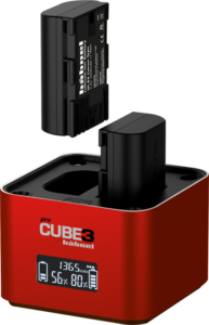 800q-01_130449 Punainen Hähnel ProCube 3 Twin Charger Canon -laturi lataa yhtä akkua, kun toinen akku leijuu akkupaikan yläpuolella, ja digitaalinäyttö osoittaa akun varaustason ja kapasiteetin.