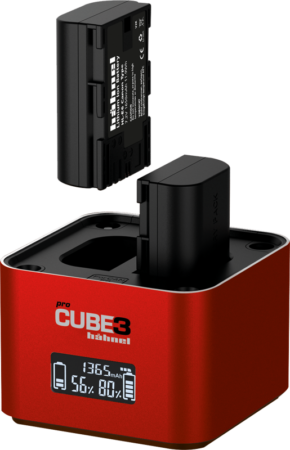 800q-01_130449 The red Hähnel ProCube 3 Twin Charger Canon charges one battery while the other hovers above the battery compartment, and a digital display shows the battery charge level and capacity.