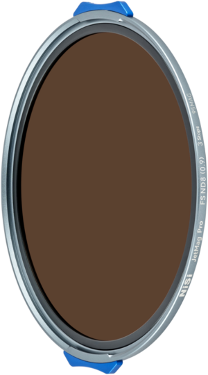 800q-01_131176 The NiSi JetMag Pro 95 filter FSND8 (0,9) 3stop is a round camera lens filter with dark brown tinted glass, silver coloured metal edge, two blue tabs on opposite sides and engraved product information around the edge.