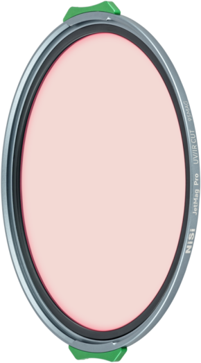 800q-01_131180 The NiSi JetMag Pro 95 UV/IR Cut filter has a silver-coloured circular frame, green tabs and a pink-tinted glass centre with the inscriptions "NiSi" and "UV IR CUT" on the edge.