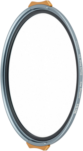 800q-01_131183 The round NiSi JetMag Pro 95 Black Mist 1/4 filter has a metal frame with two gold tabs and clear, clean glass. It has the brand name on the rim.