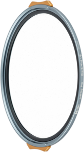 800q-01_131184 NiSi JetMag Pro 95 -suodatin Black Mist 1/8 on pyöreä kameran linssisuodatin, jossa on metallikehys, läpinäkyvä pinta ja kaksi kultaista kielekettä reunassa helppoa käsittelyä varten.