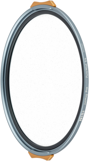 800q-01_131185 The NiSi JetMag Pro 95 Filter Pure Mist 1/4 has a round design with a metal frame, two gold tabs and a clear, subtly textured surface.