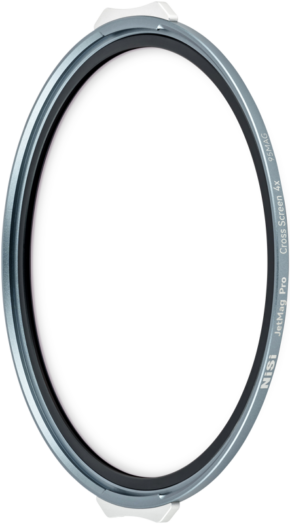 800q-01_131188 Close-up of a round, metallic NiSi JetMag Pro 95 filter cross screen 4x with the name engraved on the edge, against a white background.