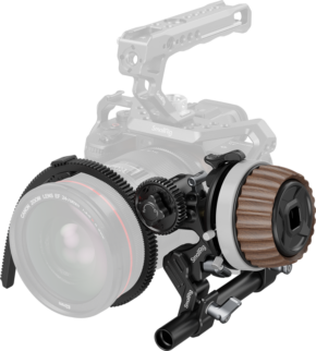 800q-01_131253 Close-up of professional camera equipment with Canon lens and SmallRig 5163 Modular Follow Focus F60 with large textured focus wheel and gear mechanism. The camera body is partially transparent.