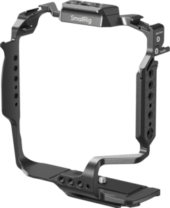 800q-01_131303 SmallRig 5147 Cage for Panasonic LUMIX S1R II / S5 II / S5 IIX / G9 II with Battery Grip on musta metallinen kamerahäkki, jossa on useita kiinnityspisteitä, pohjalevy ja yläpuolinen kylmäkenkäkiinnike lisävarusteiden turvallista kiinnittämistä varten.
