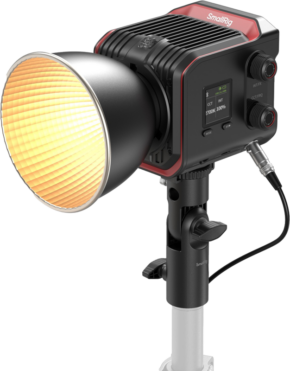 800q-01_131319 SMALLRIG 5142 RC 100B COB LED Video Light Pro Version -valaisimessa on suuri harjattu heijastin, digitaalinen näyttö ja se on asennettu mustaan jalustaan. Kun valaisin kytketään päälle, se säteilee lämmintä valoa ja näyttää SmallRig-merkin.