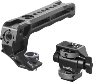 800q-01_131320 SmallRig 5322 Top Handle Kit with Monitor Support Kit sisältää mustan metallikahvan, jossa on useita kiinnitysreikiä, kiinnitetyn ruuvinupin ja erillisen säädettävän kylmäkenkäkiinnikkeen, joissa kaikissa on SmallRig-logo.
