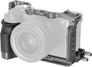 800q-01_132672 Sony A 7C II / 7CR -kamera, jossa on SmallRig 5198 HawkLock Quick Release Cage Kit -kiinnityssarja, jossa on useita kiinnityspisteitä ja lisäsuojaa. Puoliksi läpinäkyvä linssi korostaa häkin muotoilua.