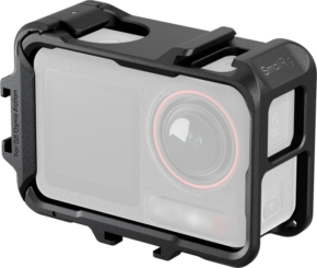 800q-01_132722 SmallRig 5135 Cage for DJI OSMO Action 5 Pro, 4 & 3 on musta, kestävä kamerahäkki, jossa on aukot linssille, näytölle ja painikkeille ja joka tarjoaa suojaavan kehyksen DJI OSMO Action -kamerallesi.