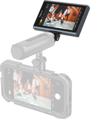 Suojakotelossa oleva puhelin on kiinnitetty käsivakaajaan, ja sen päälle on kiinnitetty SmallRig 4850 Wireless Video Monitor for Phone, joka näyttää suoraa koripallopeliä kuntosalilla.